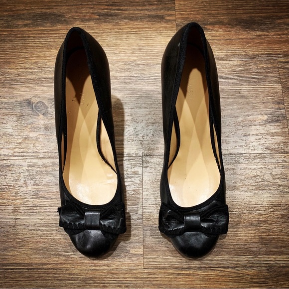 black rounded toe pumps